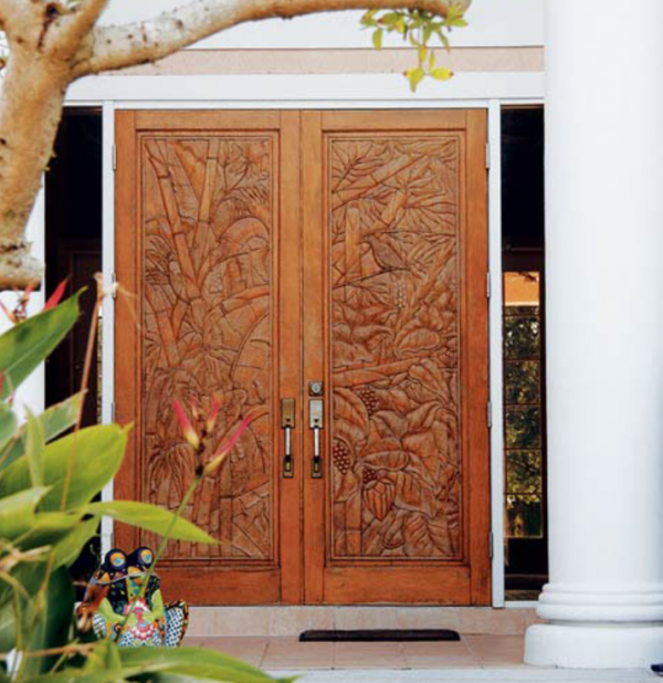 Pintu rumah dengan ukiran motif bunga